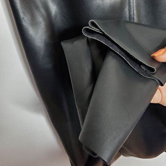 Lulu's Black Vegan Liquid Wet Look Faux Leather Sectioned Pleated Pants Sz M - Picture 4 of 5